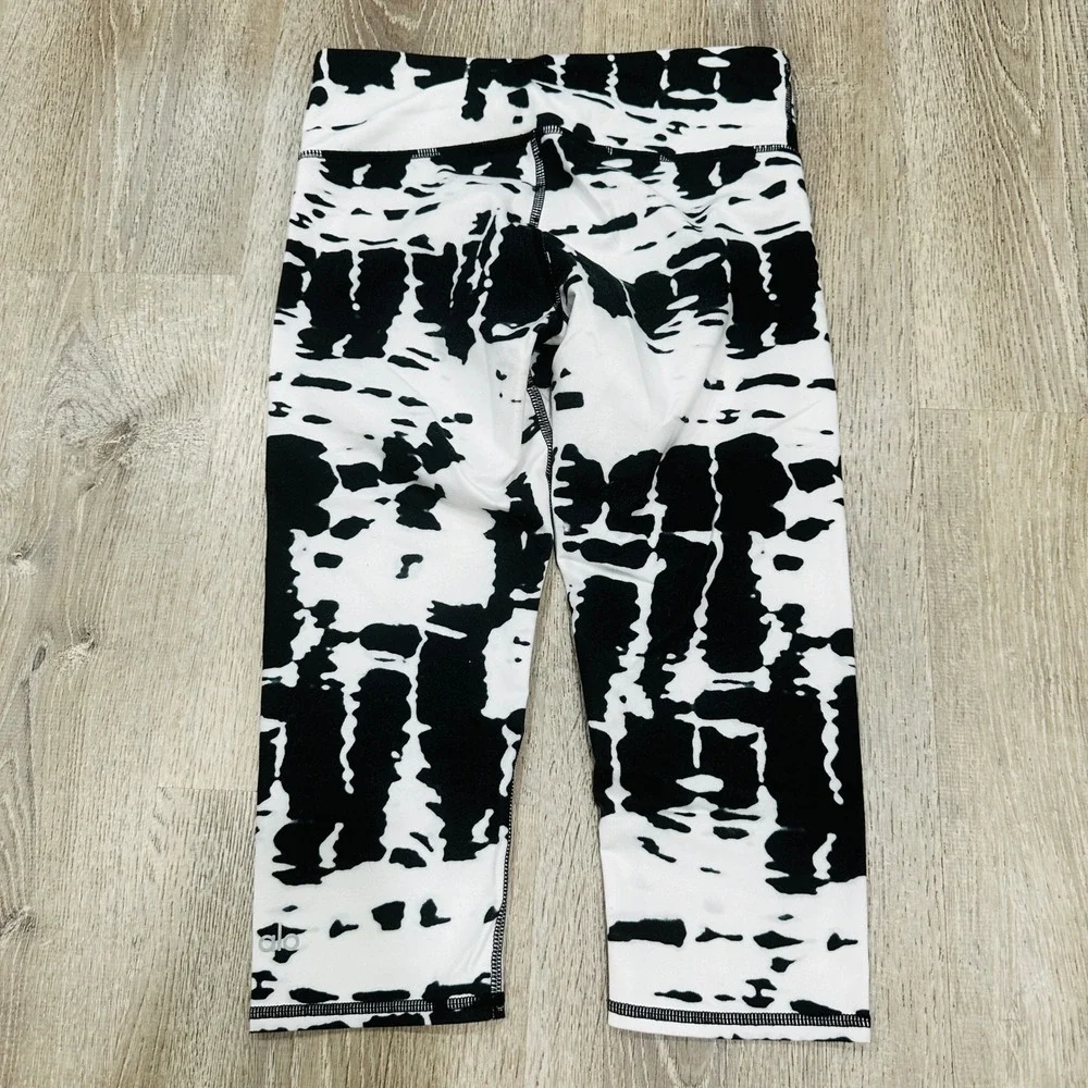 Alo Yoga Womens XS Black White Abstract Tie Dye‎ Cropped Active Capri Leggings